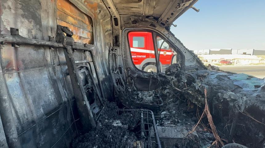 Karaman'da seyir halindeki kamyonet yandı