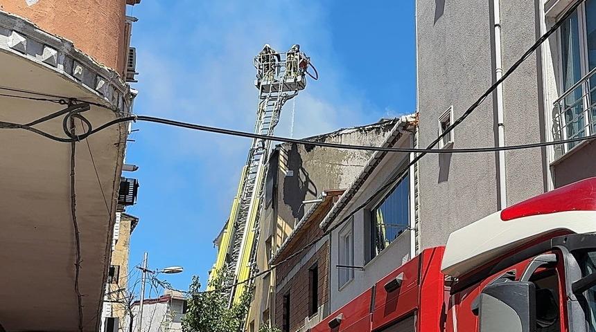 Avcılar'da 4 katlı binada yangın