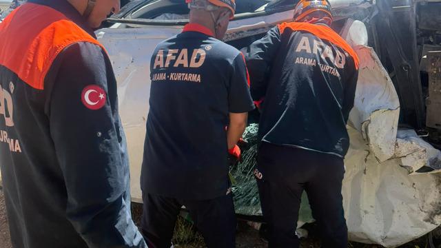 Sivas'ta devrilen otomobildeki 1 kişi öldü, 3 kişi yaralandı