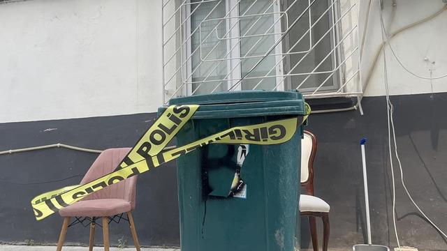 Polis cani kocayı arıyor! Eşinin başına çekiçle vurup boğazından bıçakladı