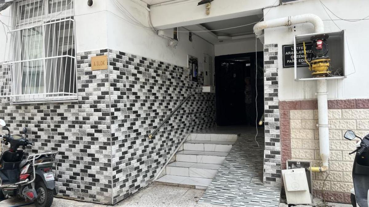 Polis cani kocayı arıyor! Eşinin başına &ccedil;eki&ccedil;le vurup boğazından bı&ccedil;akladı 1