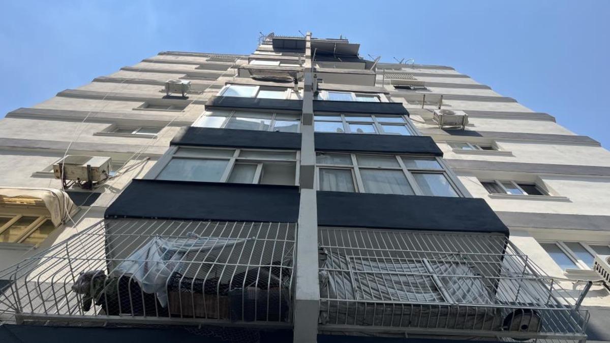 Polis cani kocayı arıyor! Eşinin başına &ccedil;eki&ccedil;le vurup boğazından bı&ccedil;akladı 2