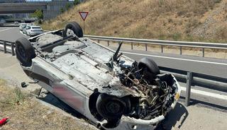 Başakşehir'de yoldaki bariyerlere &ccedil;arpan otomobildeki 3 kişi yaralandı