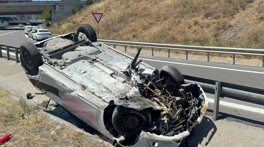 Başakşehir'de yoldaki bariyerlere &ccedil;arpan otomobildeki 3 kişi yaralandı