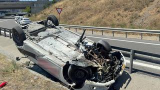 Başakşehir'de yoldaki bariyerlere çarpan otomobildeki 3 kişi yaralandı