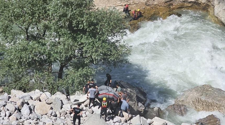 Şırnak'ta balık tutarken Habur &Ccedil;ayı'na d&uuml;şen kişiyi arama &ccedil;alışmaları s&uuml;r&uuml;yor