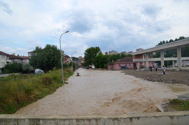 Kastamonu'da evleri su bastı, araçlar sele kapıldı