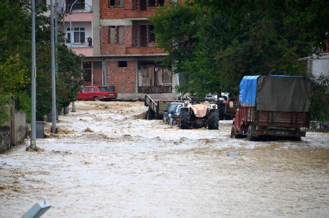 Kastamonu'da evleri su bastı, araçlar sele kapıldı