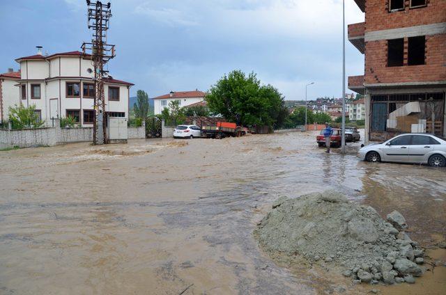 Kastamonu'da evleri su bastı, araçlar sele kapıldı