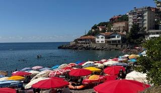 Zonguldak&rsquo;ta sıcak hava bunalttı, vatandaşlar plaja akın etti