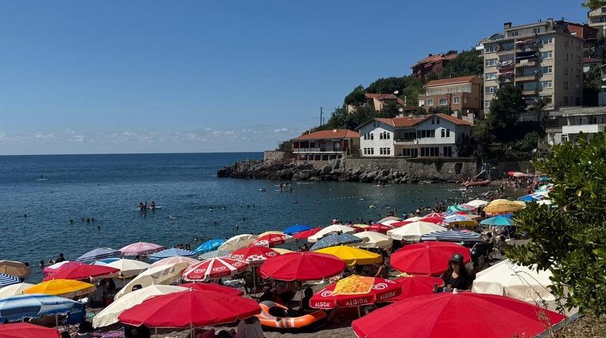 Zonguldak&rsquo;ta sıcak hava bunalttı, vatandaşlar plaja akın etti