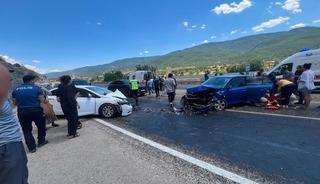 Kastamonu&rsquo;da iki otomobil &ccedil;arpıştı: 5 yaralı