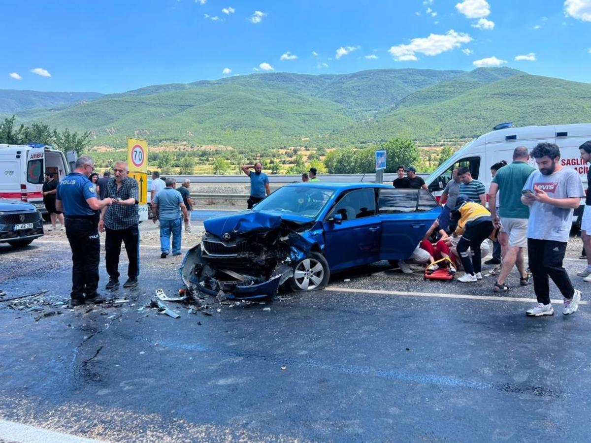 Kastamonu&rsquo;da iki otomobil &ccedil;arpıştı: 5 yaralı 1