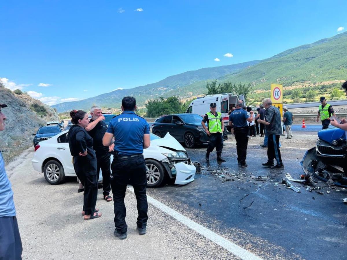Kastamonu&rsquo;da iki otomobil &ccedil;arpıştı: 5 yaralı 2