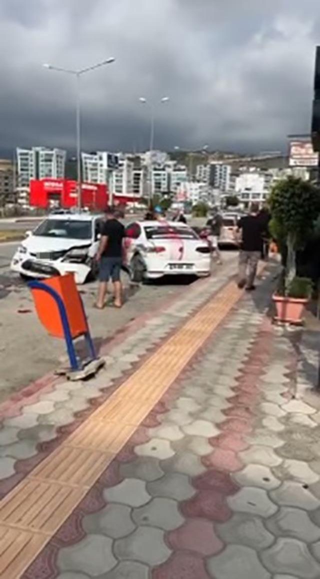 Gelin arabası otomobille çarpıştı: 1 yaralı 2