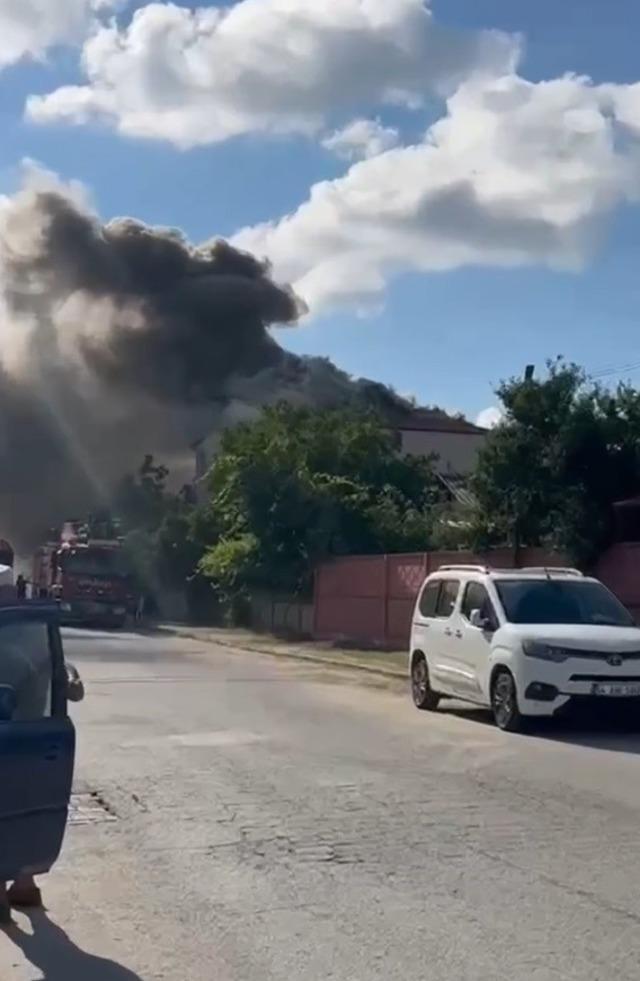 İki katlı binanın çatısında yangın 2