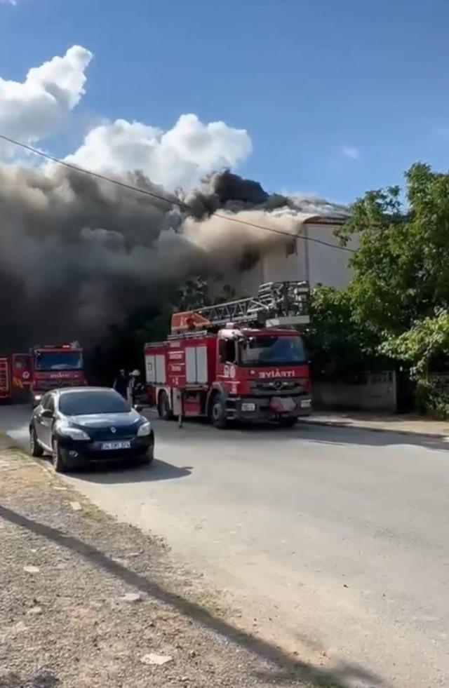İki katlı binanın çatısında yangın 1