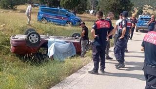 Burdur'da otomobil şarampole devrildi: 1 &ouml;l&uuml;, 1 yaralı