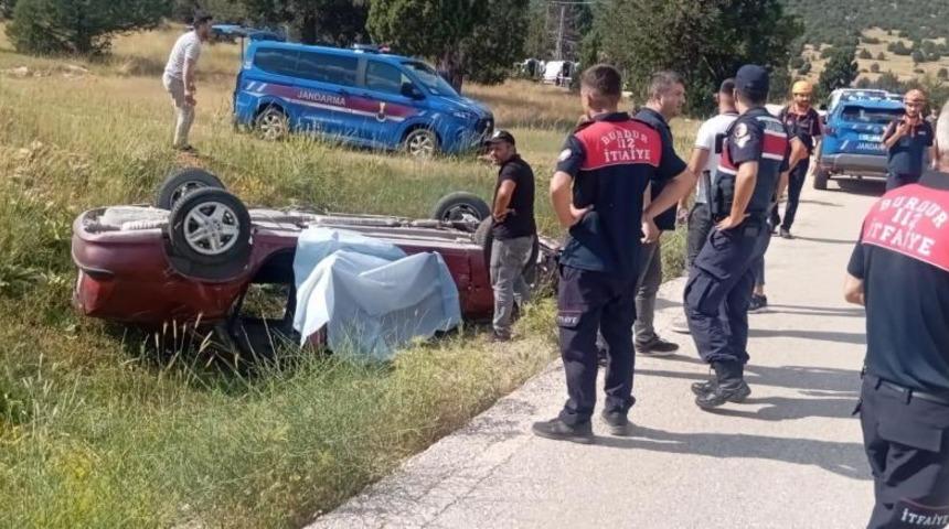 Burdur'da otomobil şarampole devrildi: 1 &ouml;l&uuml;, 1 yaralı