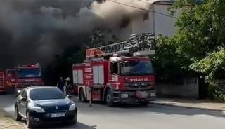 İki katlı binanın &ccedil;atısında yangın