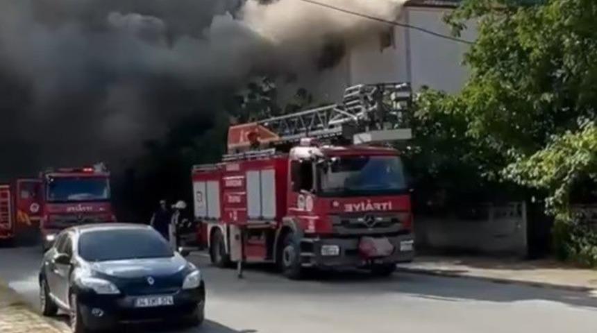 Sakarya'da iki katlı binanın &ccedil;atısında yangın