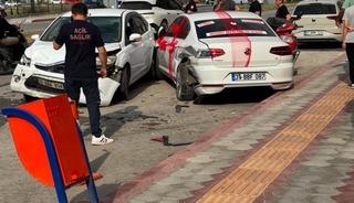 Gelin arabası otomobille &ccedil;arpıştı: 1 yaralı