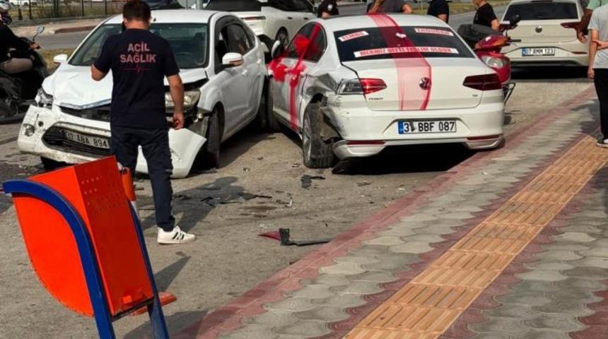 Gelin arabası otomobille &ccedil;arpıştı: 1 yaralı