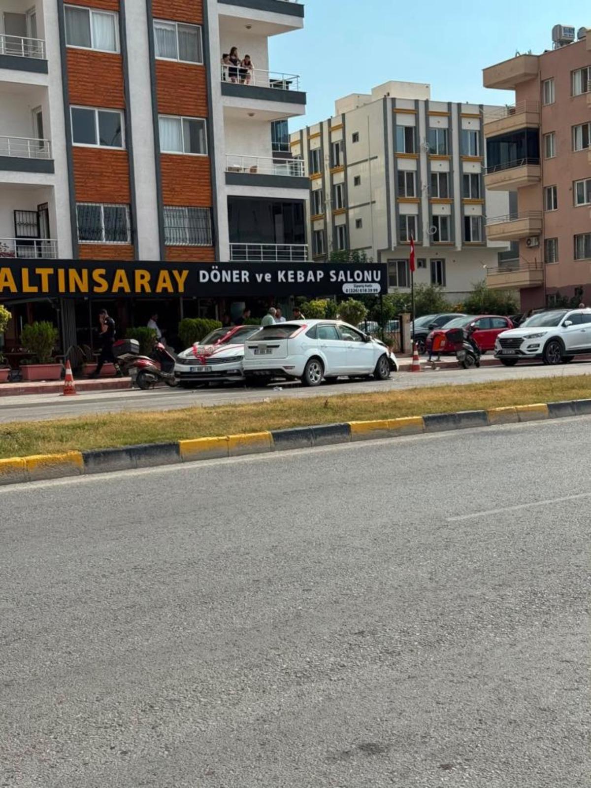 Gelin arabası otomobille &ccedil;arpıştı: 1 yaralı 1