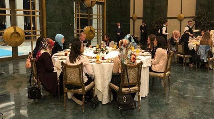 Cumhurbaşkanı Erdoğan Külliye'de gençleri ağırladı