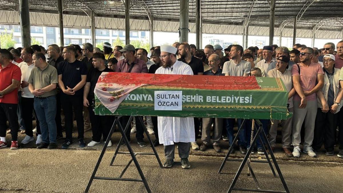 Konya nın &lsquo;Kırmızılı Kadını  son yolculuğuna uğurlandı 1