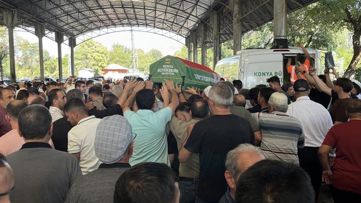 Konya nın &lsquo;Kırmızılı Kadını  son yolculuğuna uğurlandı 2