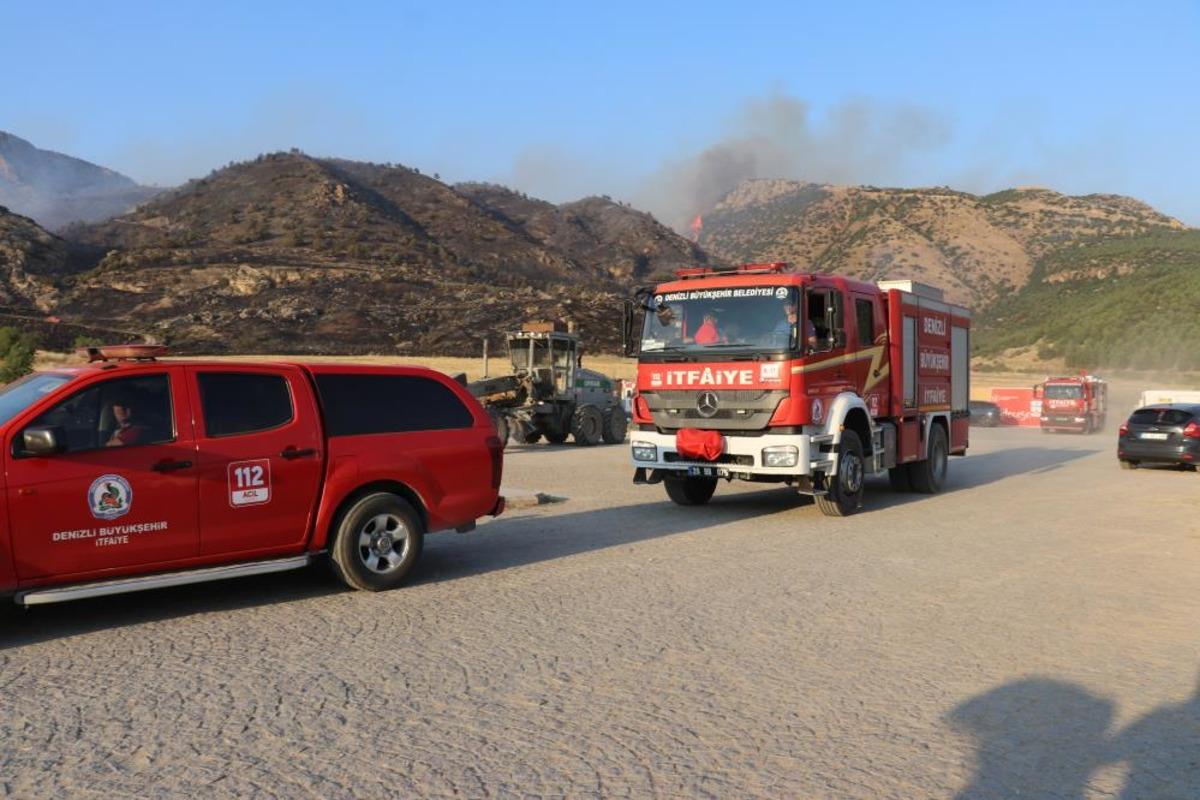 D&uuml;nyaca &uuml;nl&uuml; Pamukkale travertenlerin yakınındaki ormanlık alanda yangın 2