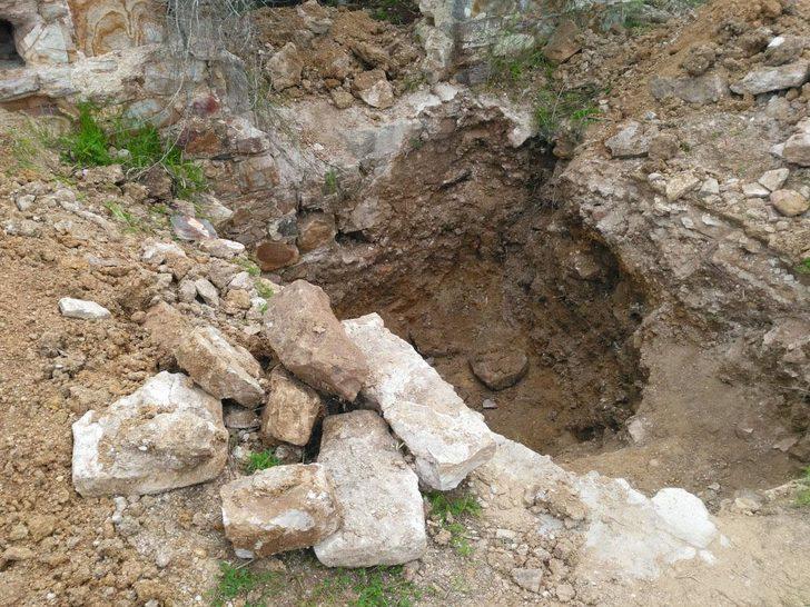 Defineci terörü! Tarihi manastırı delik deşik ettiler G1