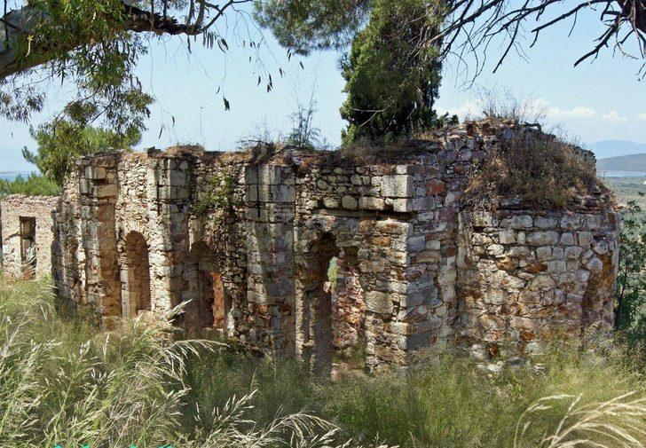 Defineci terörü! Tarihi manastırı delik deşik ettiler G2