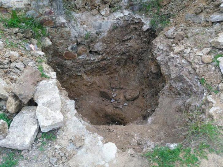 Defineci terörü! Tarihi manastırı delik deşik ettiler G4