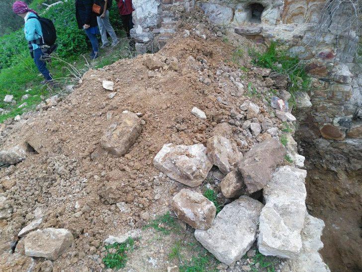 Defineci terörü! Tarihi manastırı delik deşik ettiler G5