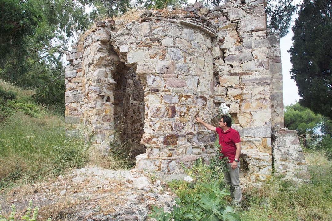 Defineci ter&ouml;r&uuml;! Tarihi manastırı delik deşik ettiler
