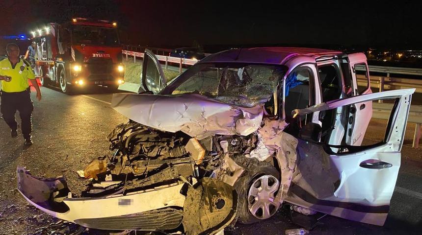 Malatya'da hafif ticari ara&ccedil; otomobille &ccedil;arpıştı: 5 yaralı
