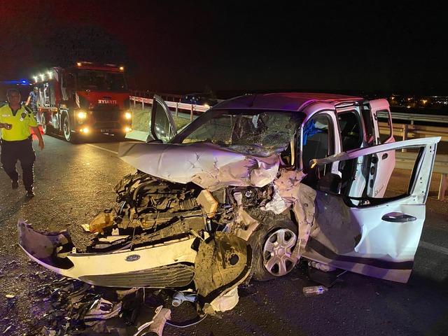 Malatya da hafif ticari araç ile otomobilin çarpışması sonucu 6 kişi yaralandı 1