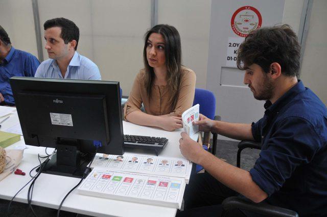 Atatürk Havalimanı'nda oy verme işlemi (1)