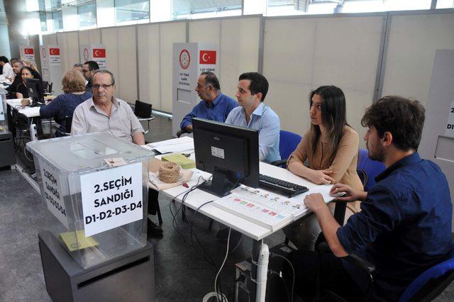 Atatürk Havalimanı'nda oy verme işlemi (1)