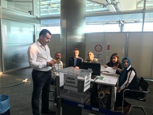 Atatürk Havalimanı'nda oy verme işlemi (2)