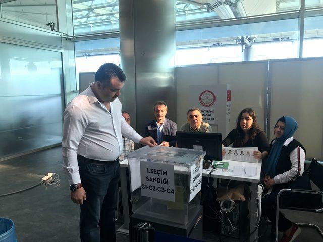 Atatürk Havalimanı'nda oy verme işlemi (2)