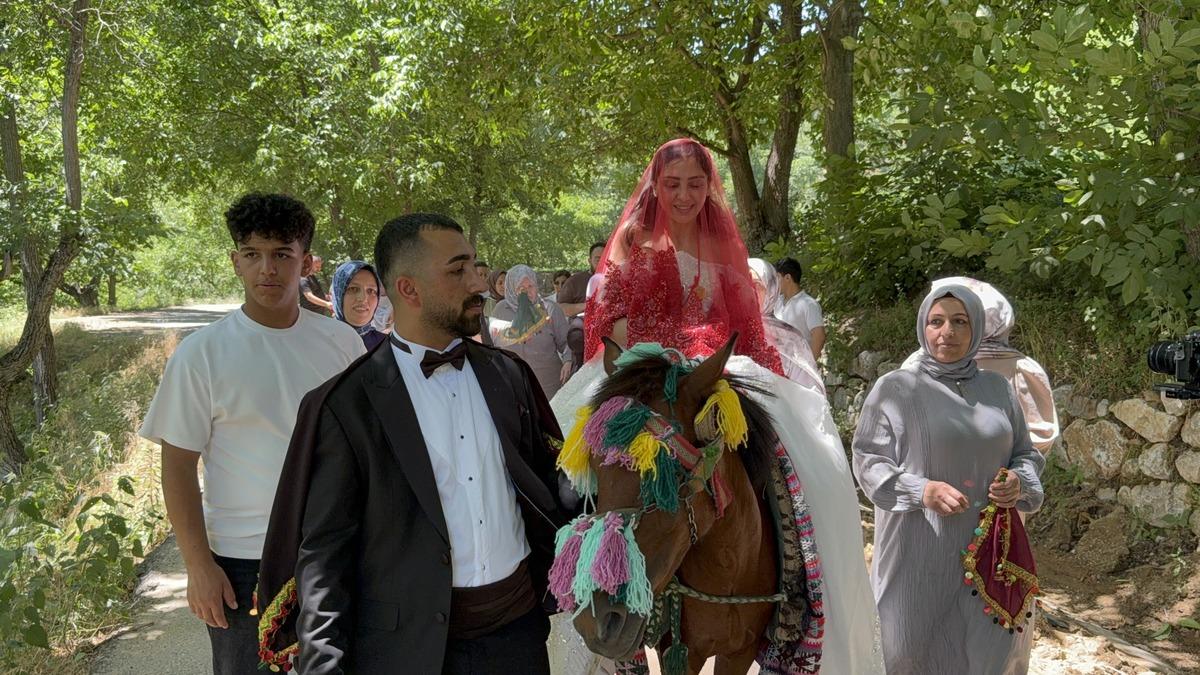 Yüzyıllardır süren gelenek: Köyde görenler dönüp bir daha baktı 1