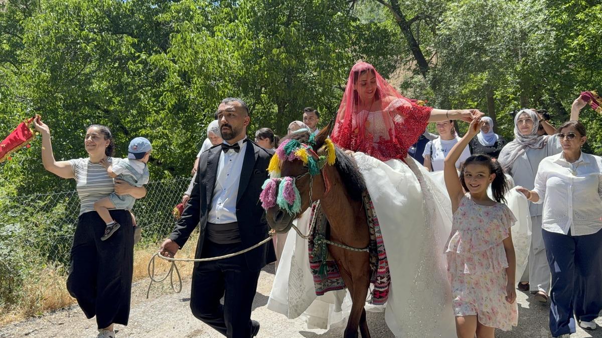 Yüzyıllardır süren gelenek: Köyde görenler dönüp bir daha baktı 2