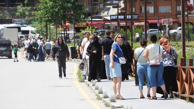 Sessiz 2 aydan sonra 'ciddi yoğunluk' başladı: Akın akın geliyorlar, oteller doluyor