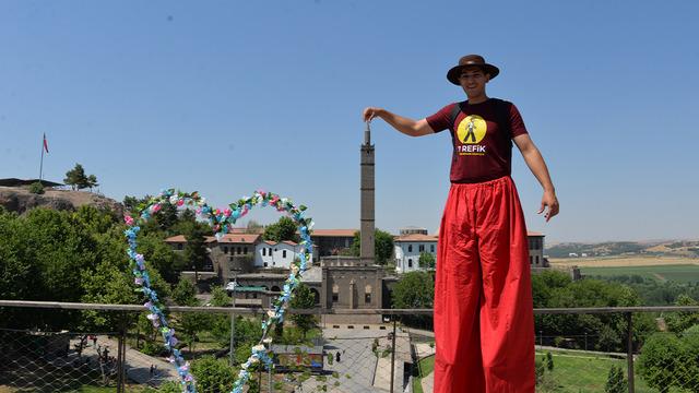 3 metreyi aşan boyuyla yasaklı surlarda yürüdü! Görenler inanamadı
