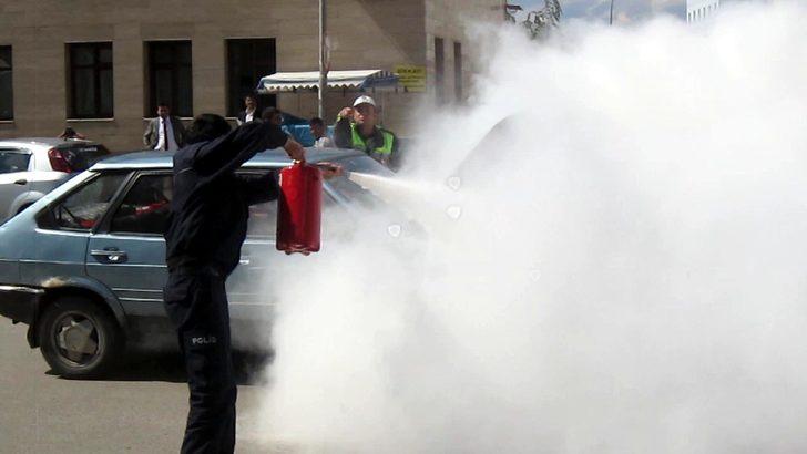 Otomobili yanan sÃ¼rÃ¼cÃ¼nÃ¼n yardÄ±mÄ±na polis koÅtu