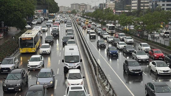 Trafikte beklemek zorunda kaldığın an...