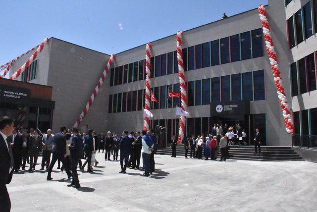 Başbakan Yıldırım, oyunu annesinin adını taşıyan okulda kullanacak